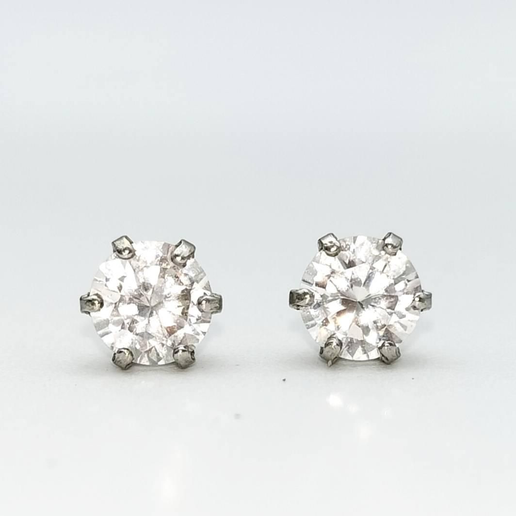 ホワイトゴールド 1粒ピアス