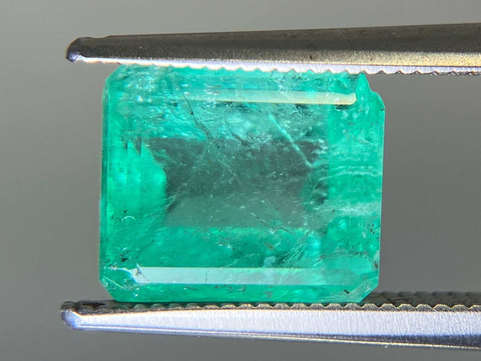 エメラルド 天然 4.096ct 中央宝石ソーティング付き 9.81㎜×8.35
