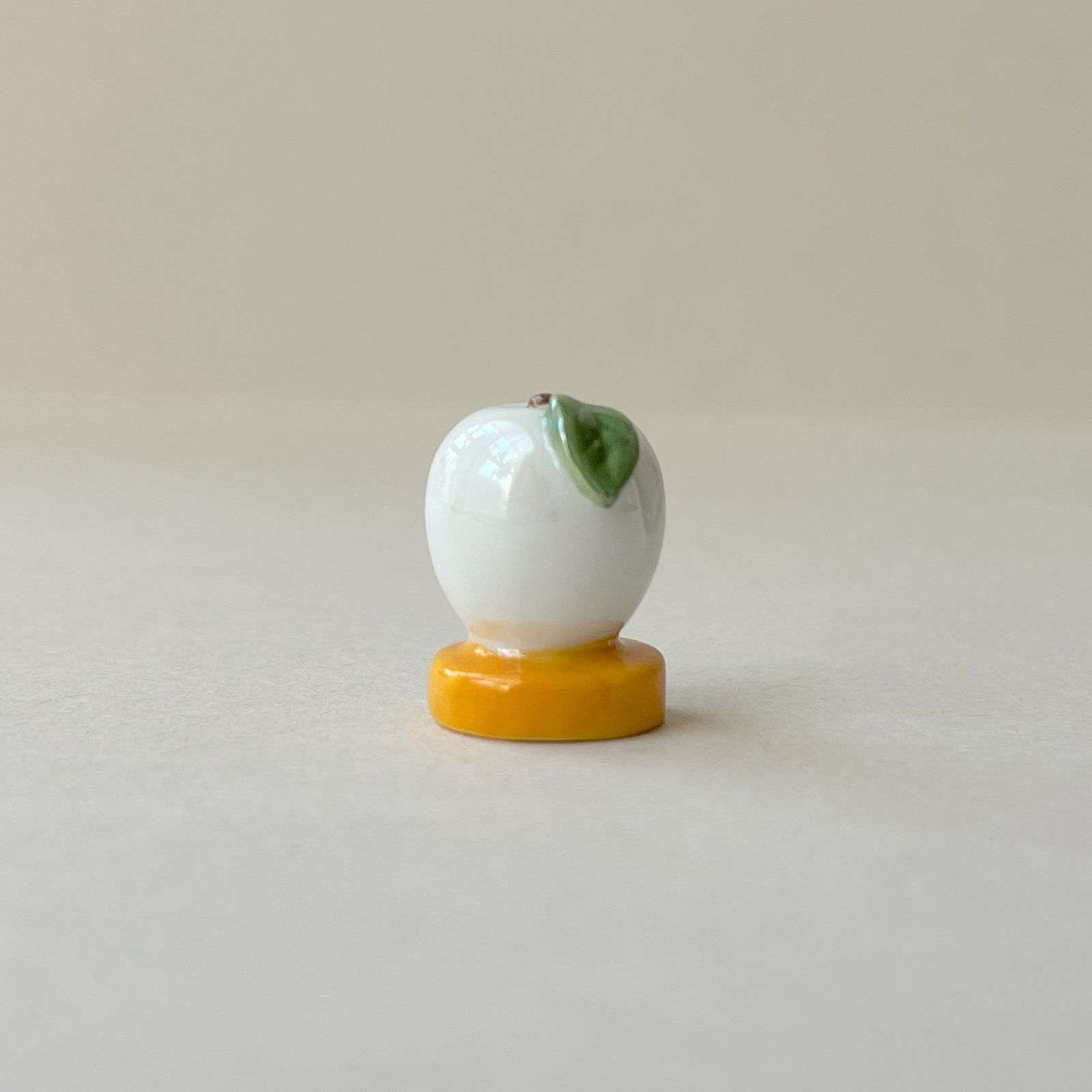 フェーヴ 小さな桃 果物と虹色のきらめき フランス フェーブ