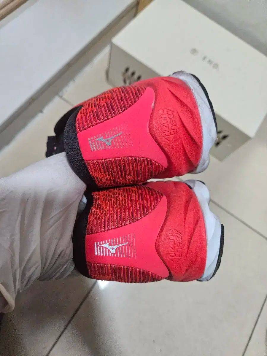 今がお得！ Mizuno ミズノ ウェーブライダー 25 レッド ランニングシューズ 275 錯覚を与える