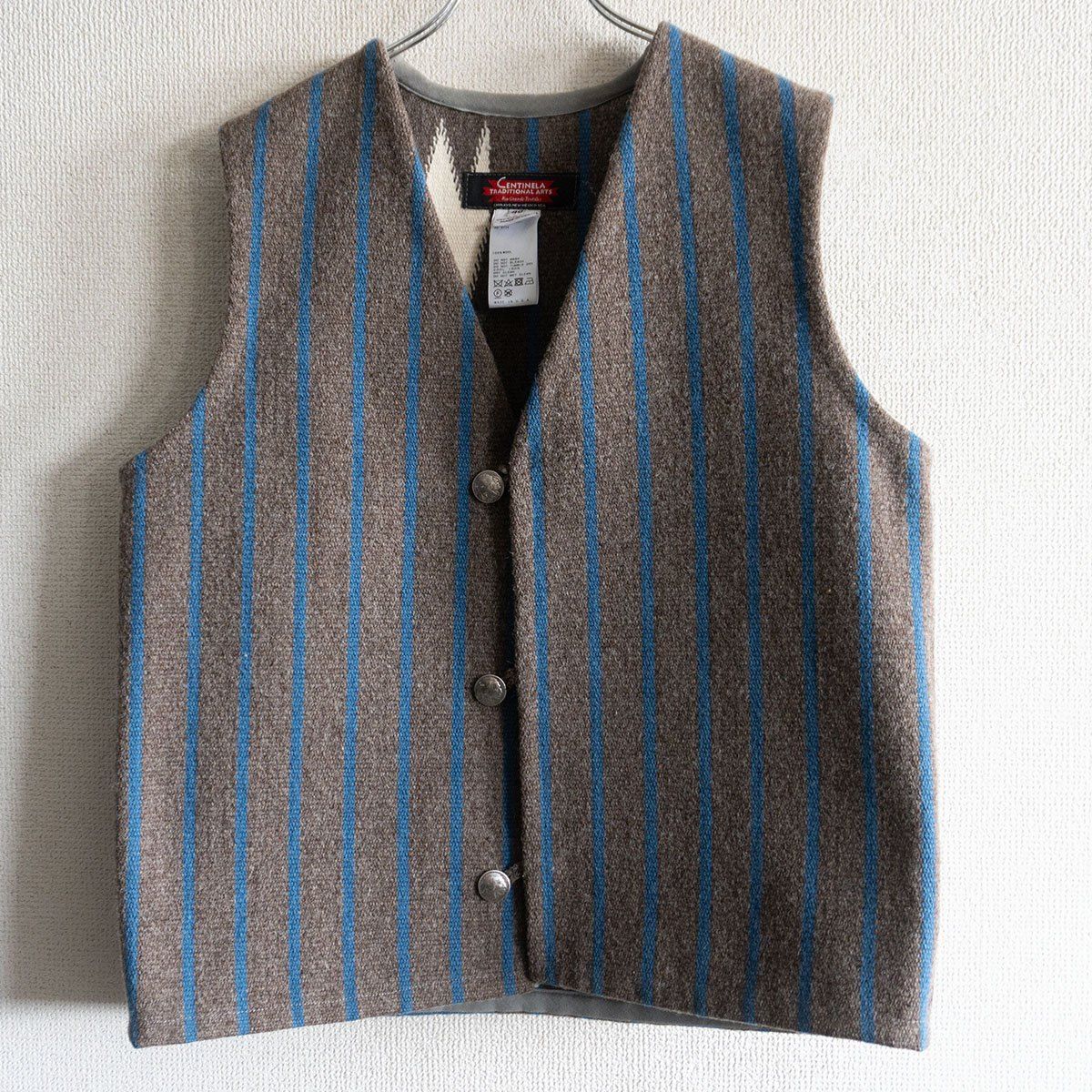 センチネラ ウール幾何学模様ベスト 今なお手織りで作られている