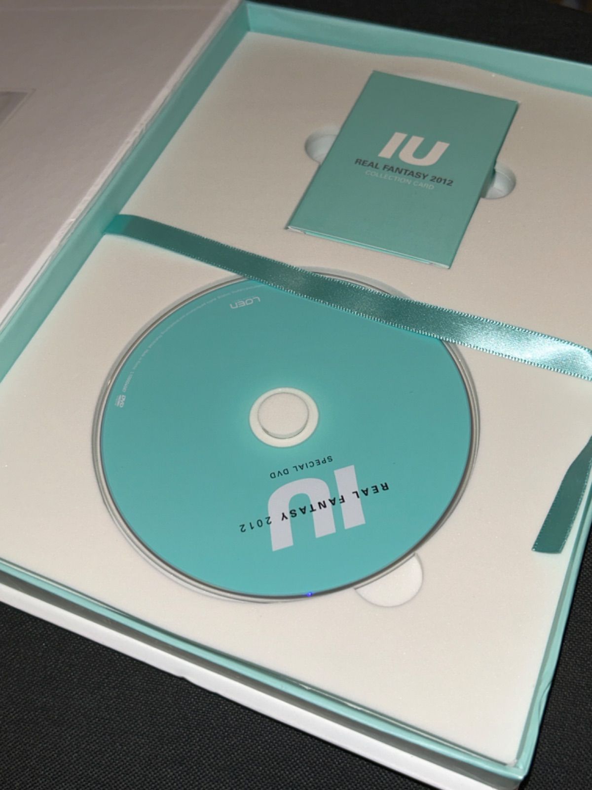 S4120) IU REAL FANTASY 2012 SPECIAL (DVD + 写真集＋トレカ