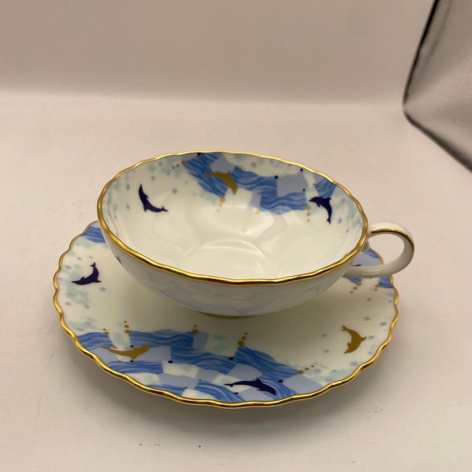 白い陶器のシロイルカの置物 イルカ 箸置き 動物 陶器 水族館グッズ お