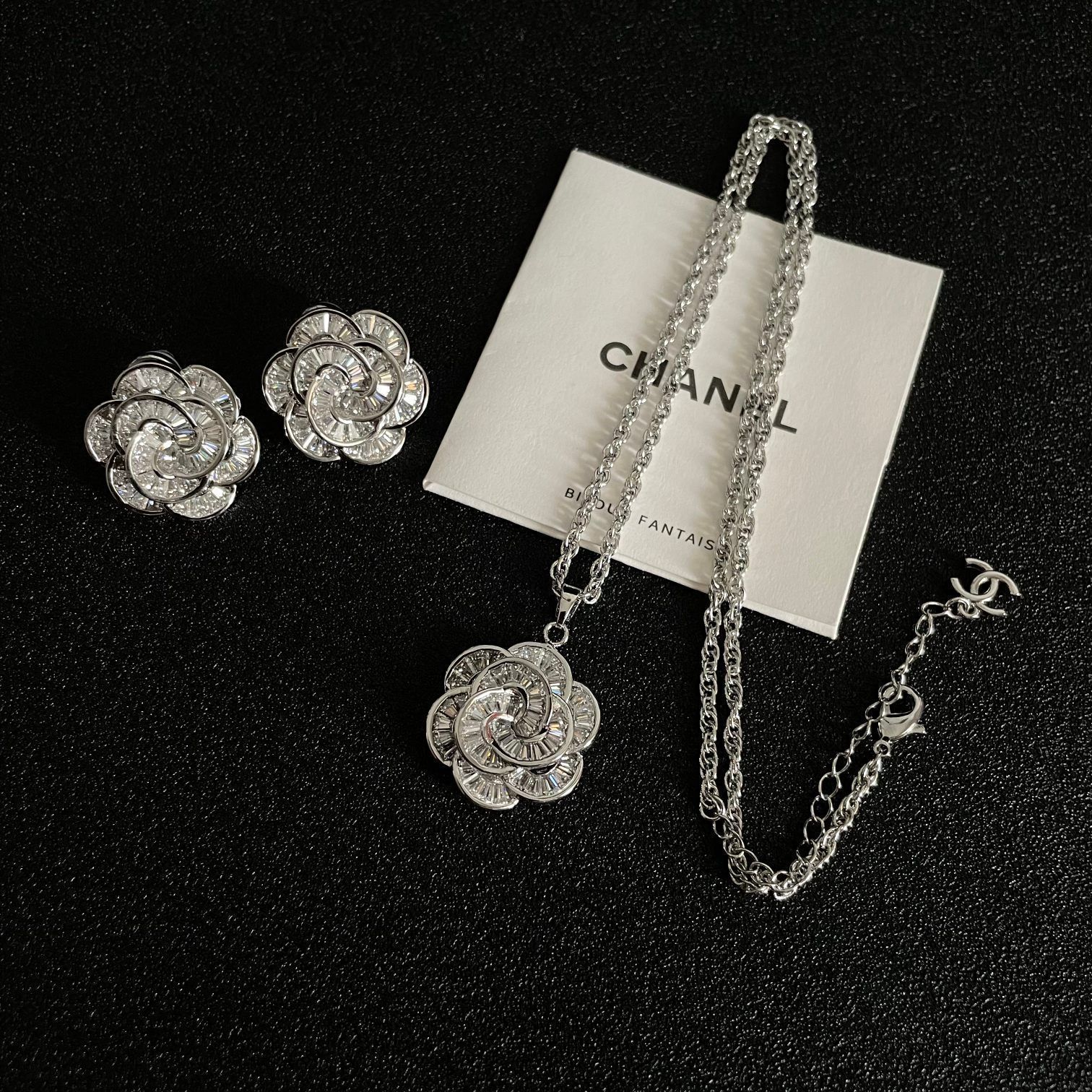 ８月最終SALE CHANEL ヴィンテージネックレスとイヤリング一個 8月最終SALE CHANEL ヴィンテージネックレスとイヤリング一個