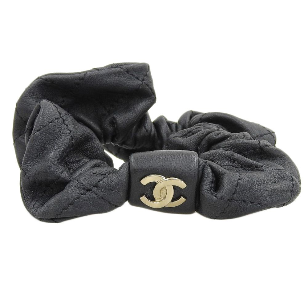 CHANEL ブラック レザー シュシュ 箱付き CHANEL ブラック レザー シュシュ 箱付き
