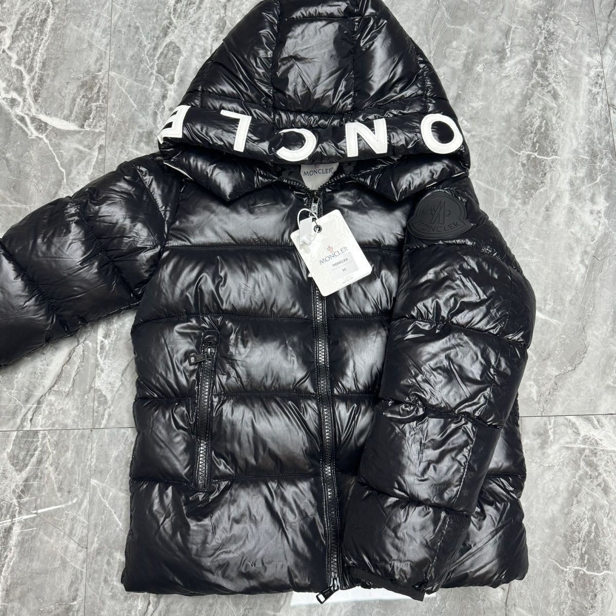 もも　新品未着用 MONCLER ブラック ダウンジャケット ブラック Gardyショートダウンジャケット : ショートダウン