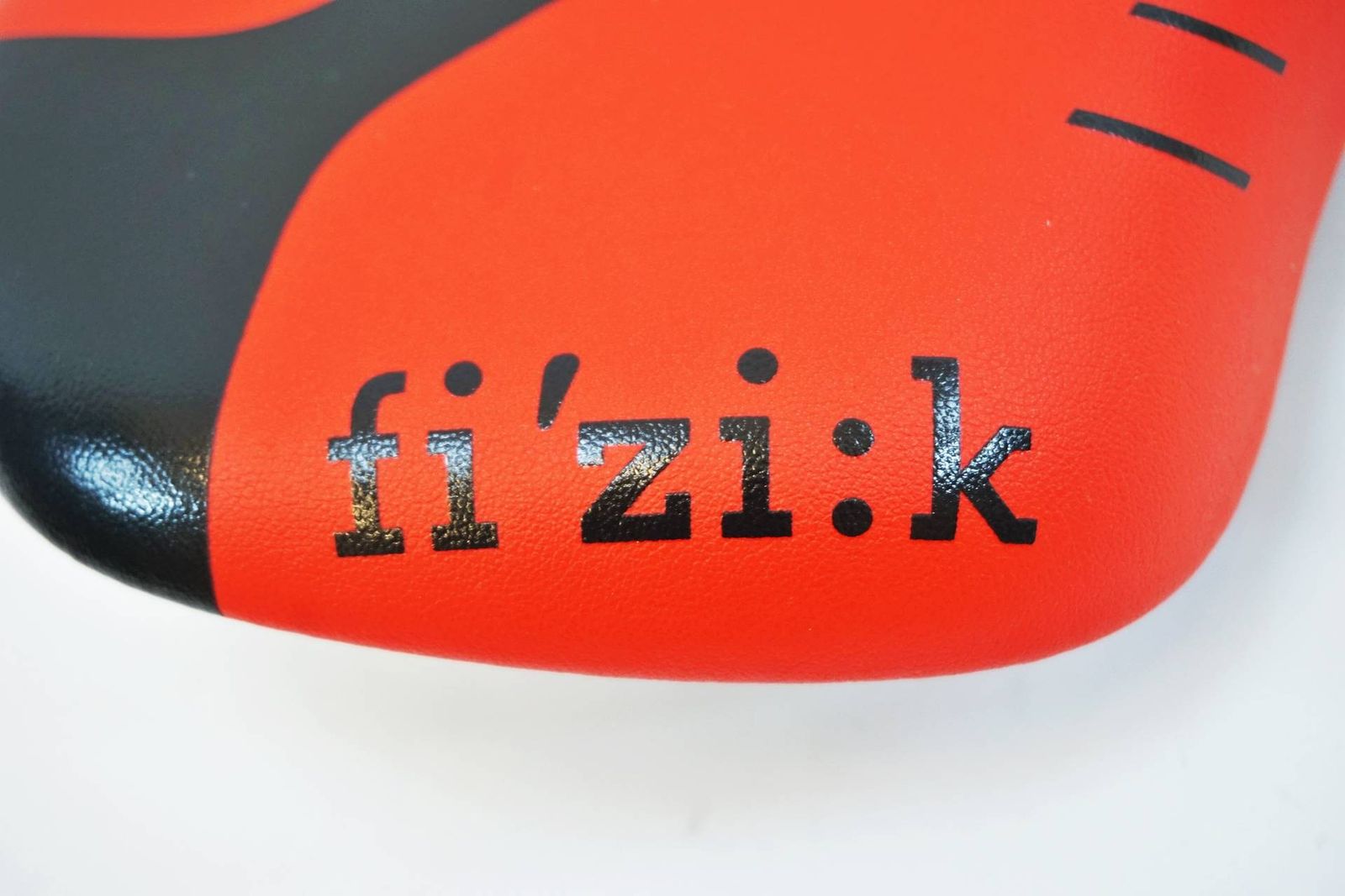 fizik サドル 黒/オレンジ