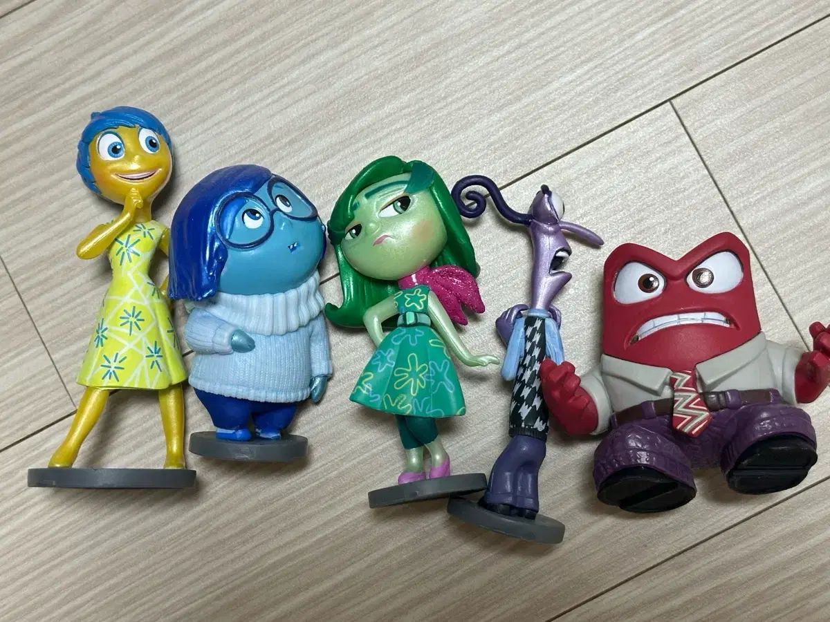 Disney(ディズニー) Pixar(ピクサー) インサイド・アウト フィギュア バッチで（アイスボングもあります） ）