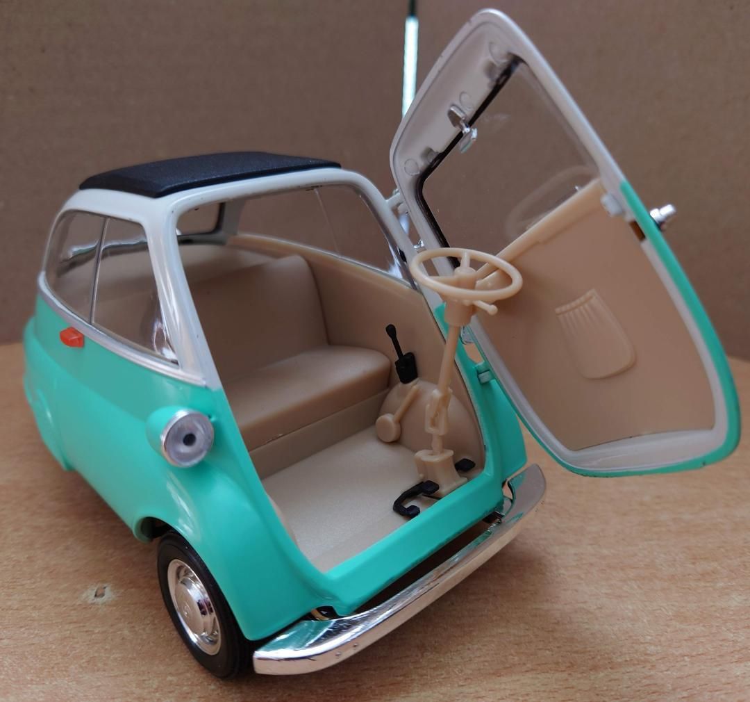 1/18 BMWイセッタ ライトグリーン ＆ モーリスミニクーパー 2台セット 1/18 BMWイセッタ ライトグリーン ＆ モーリスミニクーパー 2台