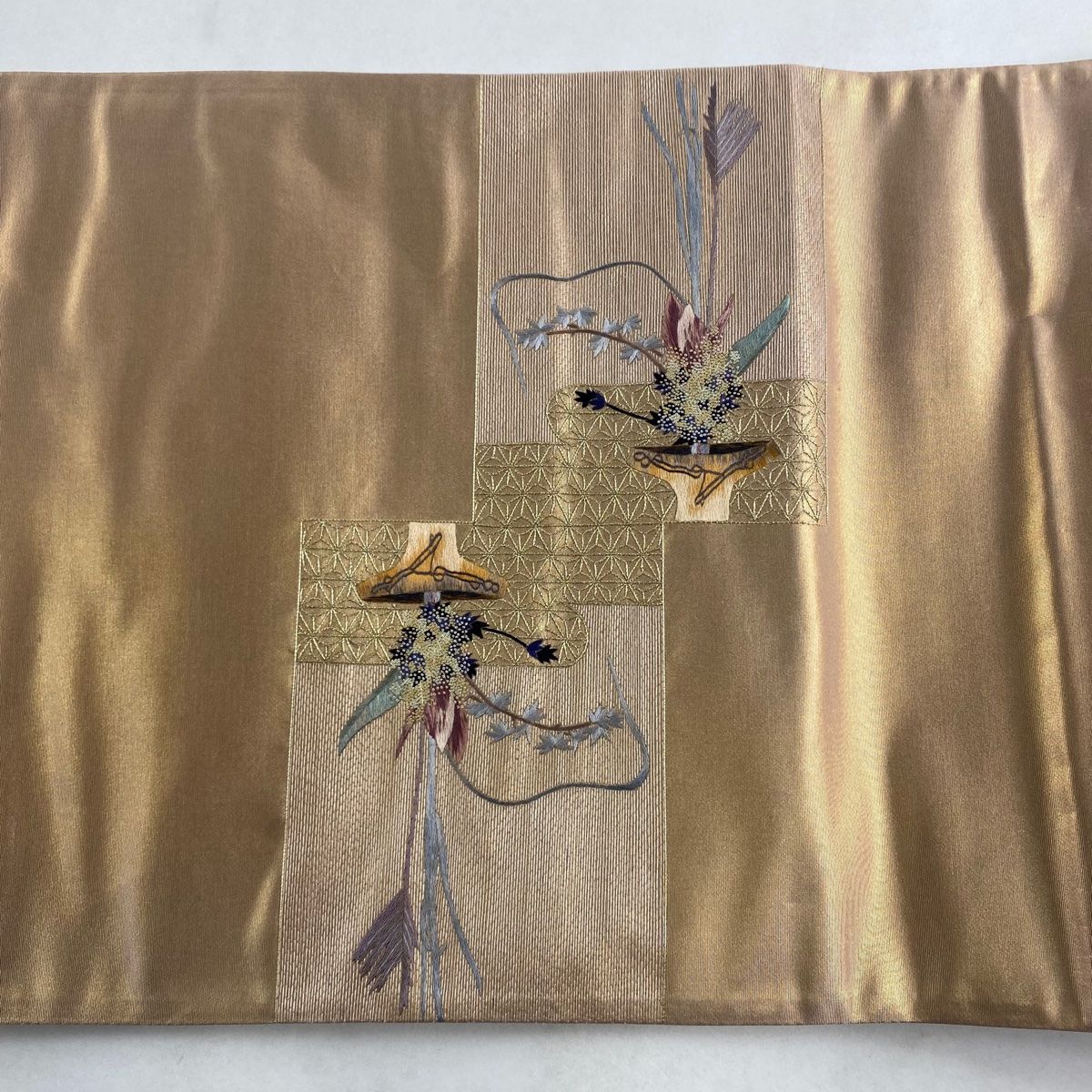 袋帯 秀品 落款 花 麻の葉 金糸 刺繍 ピンクベージュ お太鼓柄 正絹 