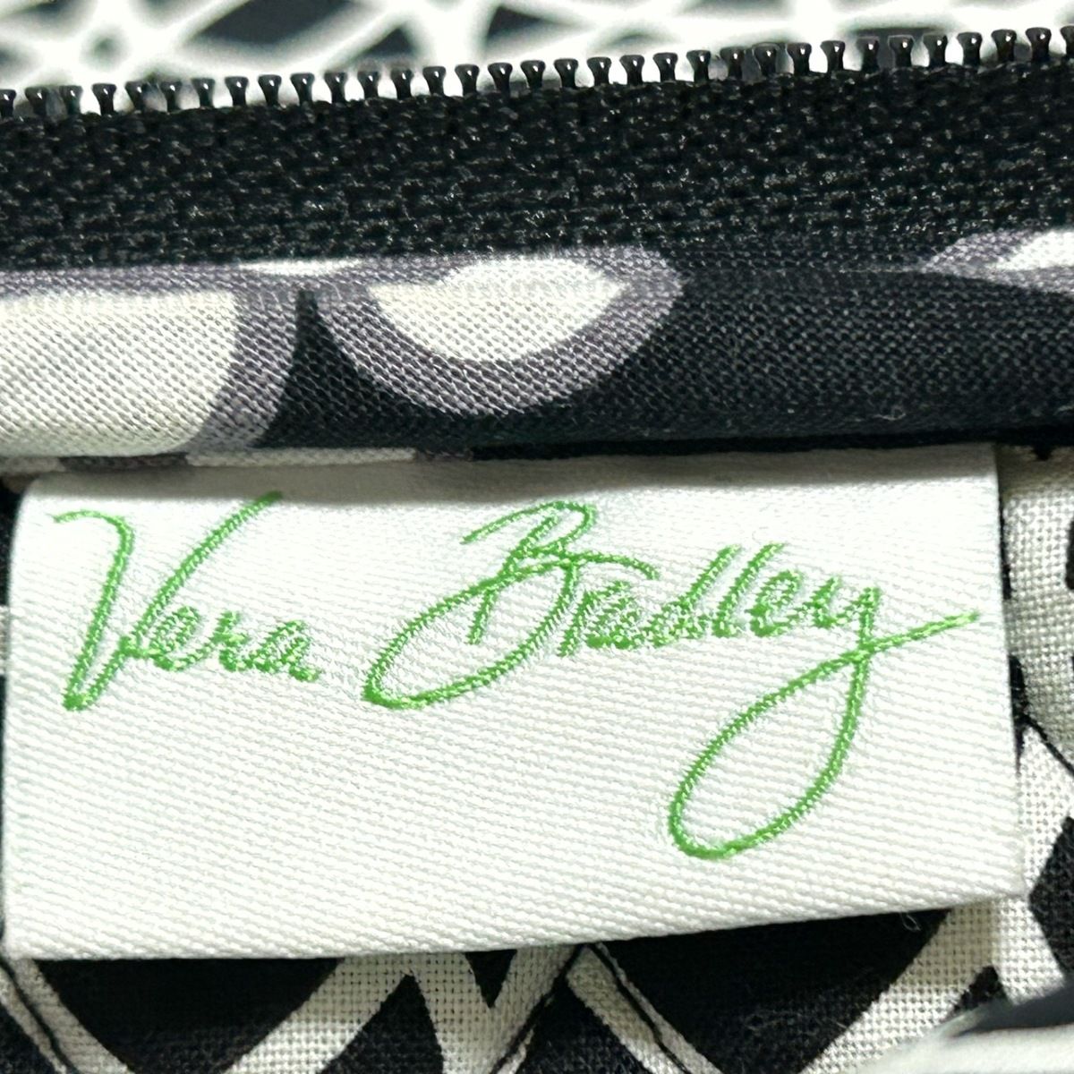 Vera Bradley(ベラブラッドリー) ショルダーバッグ美品  - 白×黒×グレー 花柄/キルティング コットン