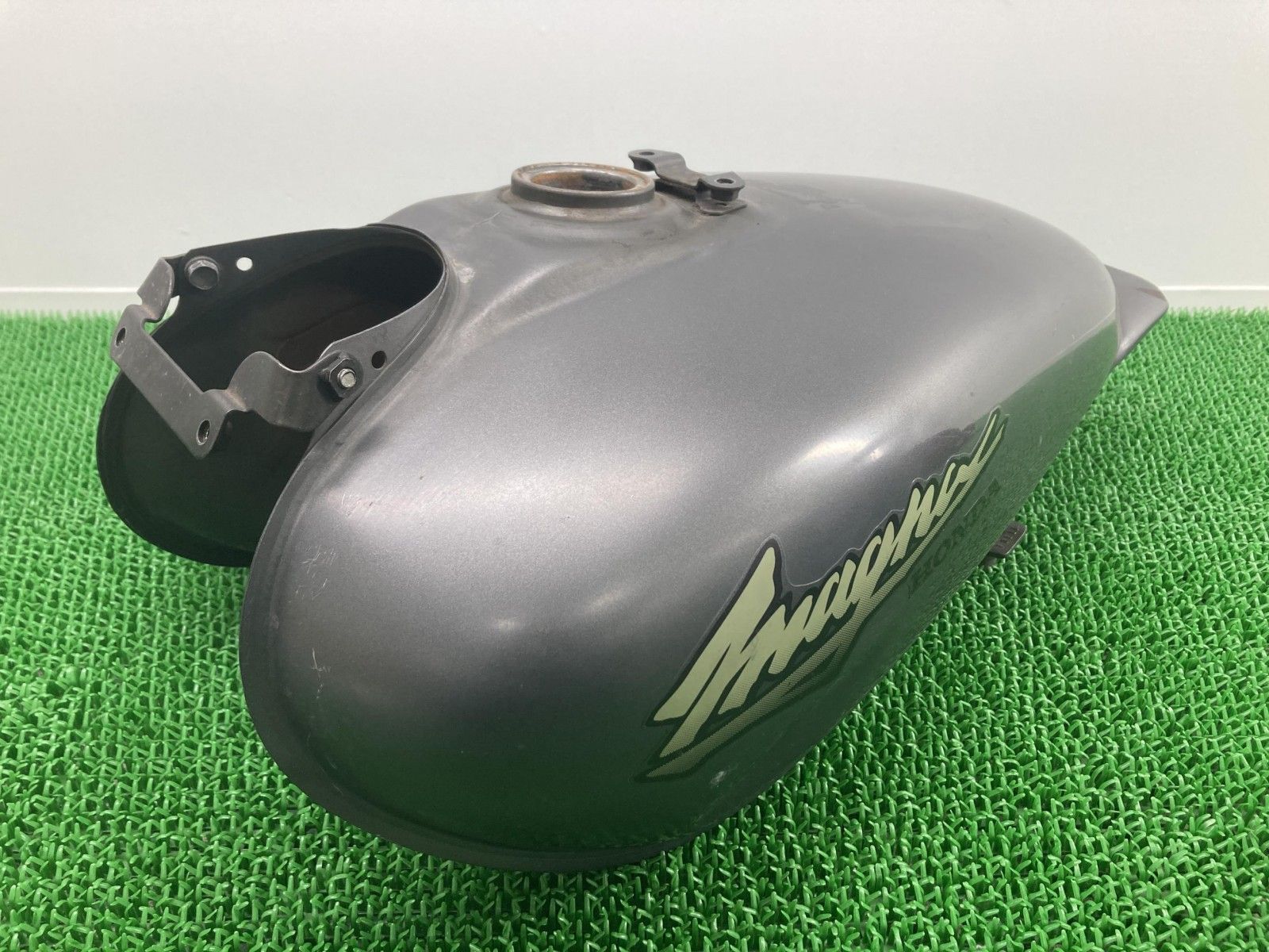 マグナ50 タンク ガンM ホンダ 純正  バイク 部品 AC13 MagnaFifty フューエルタンク 燃料タンク コック 修復素材に Pn