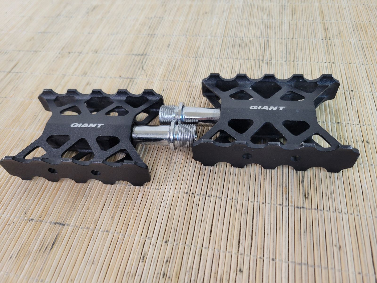 ■ GIANT ULTRA LIGHT PEDAL ジャイアント フラットペダル ロード クロス 同梱発送承中!! T-142