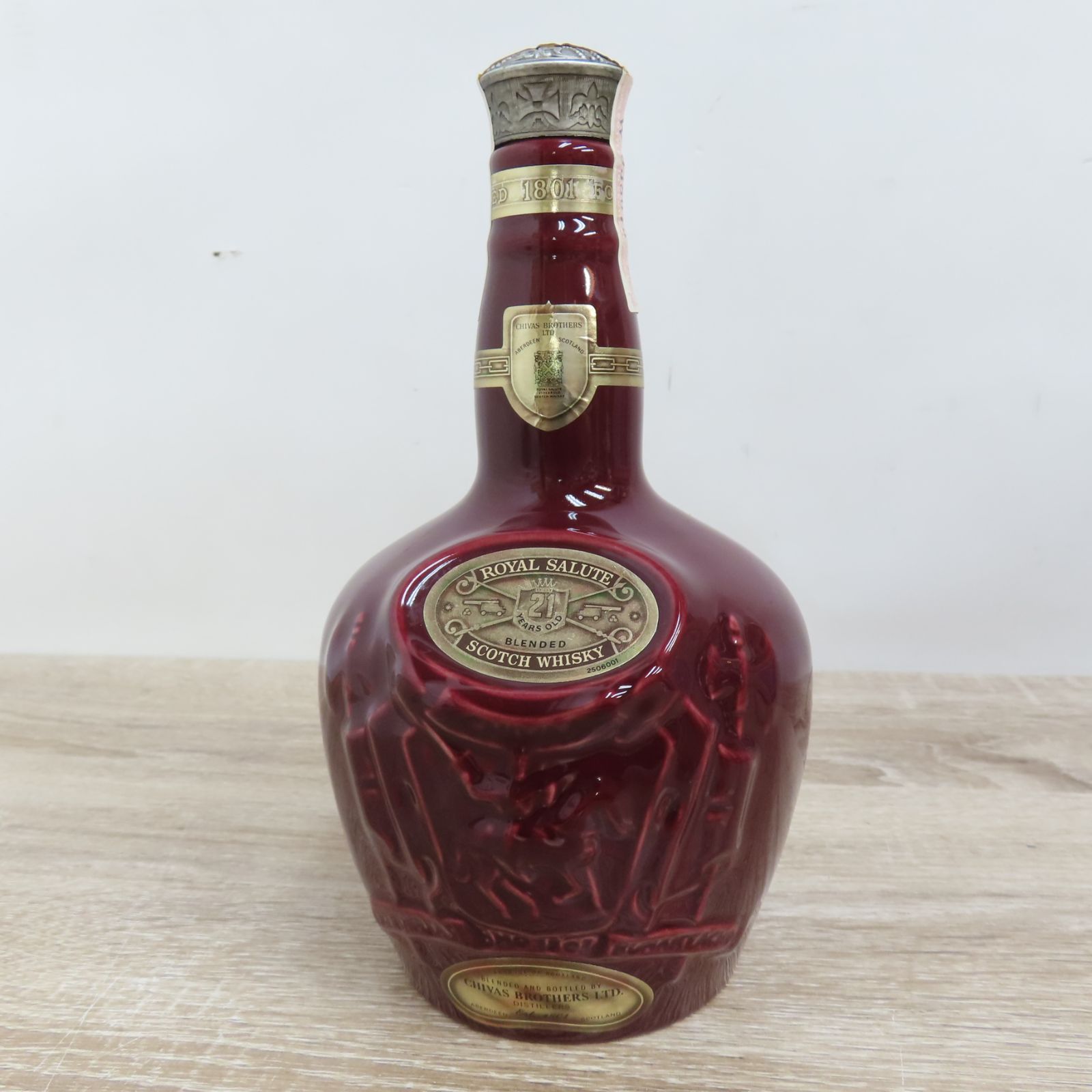  SALUTE　ロイヤルサルート　21年　赤陶器　1000ml ウィスキー》ロイヤルサルート21年 赤陶器ボトルの買取価格をお