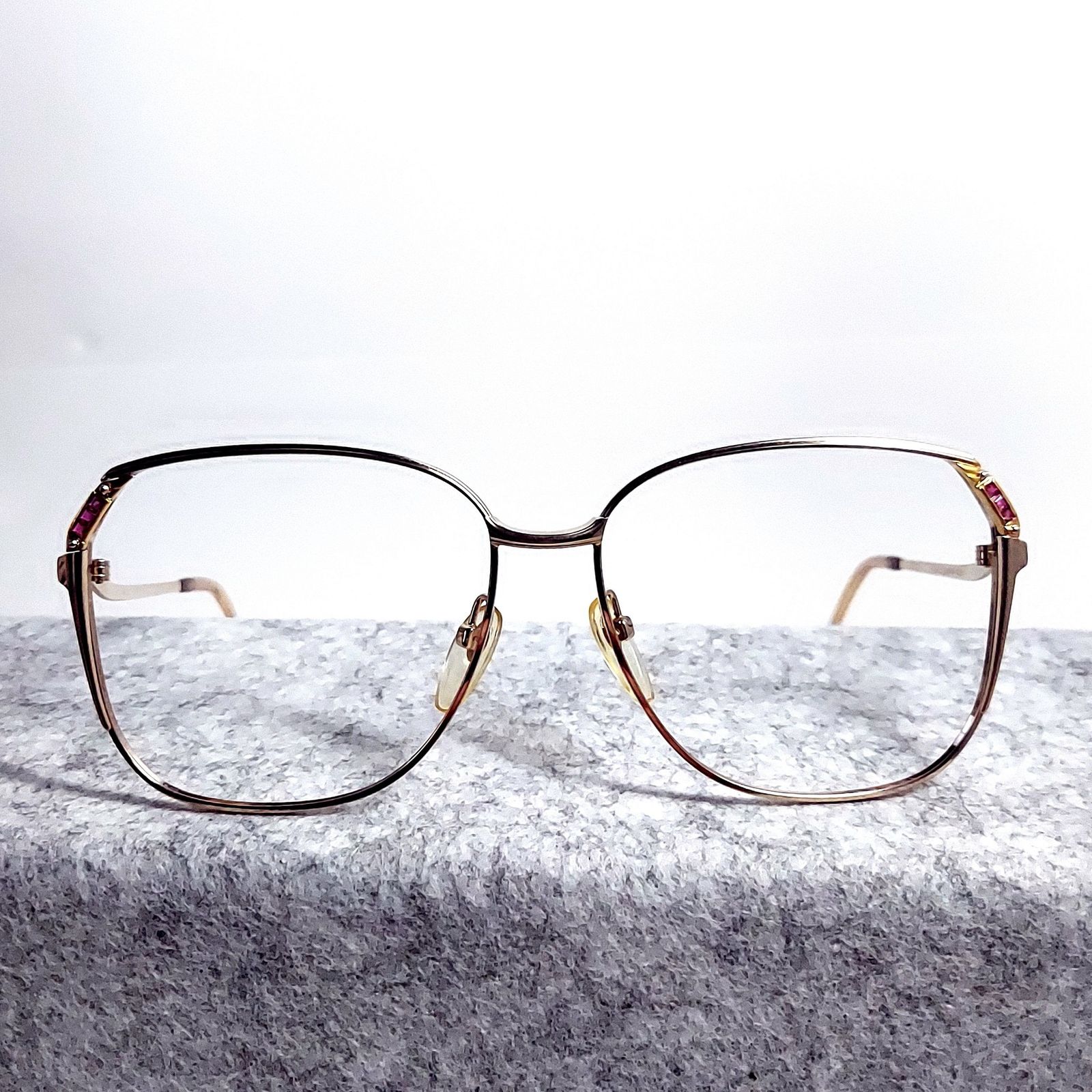 No.749メガネ　HOYA　宝飾ルビー&18K装飾【度数入り込み価格】 No.749+メガネ HOYA 宝飾ルビー&18Kデコ【度数入り込み価格】 - メルカリ