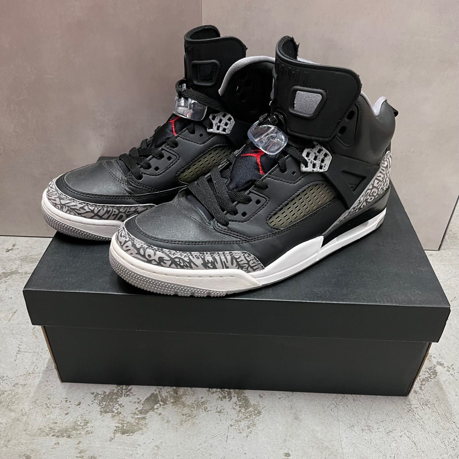 NIKE JORDAN SPIZIKE BLACK/VARSITY RED CEMENT GREY ナイキ