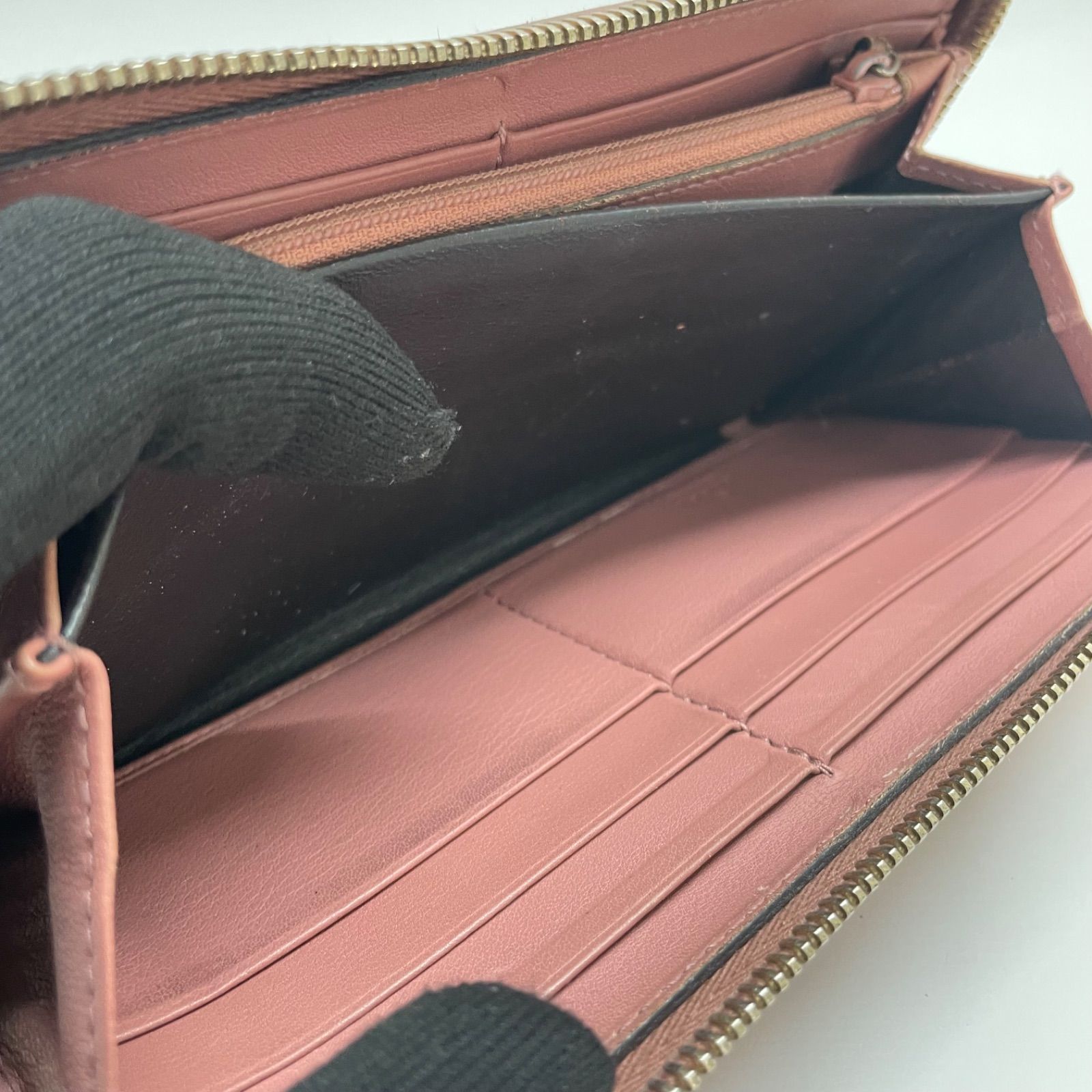 1475 GUCCI グッチ 長財布 シマレザー ピンク チャーム付き