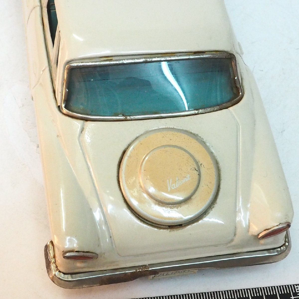 萬代屋【CHRYSLER VALIANT クライスラー バリアント セダン白】ブリキ