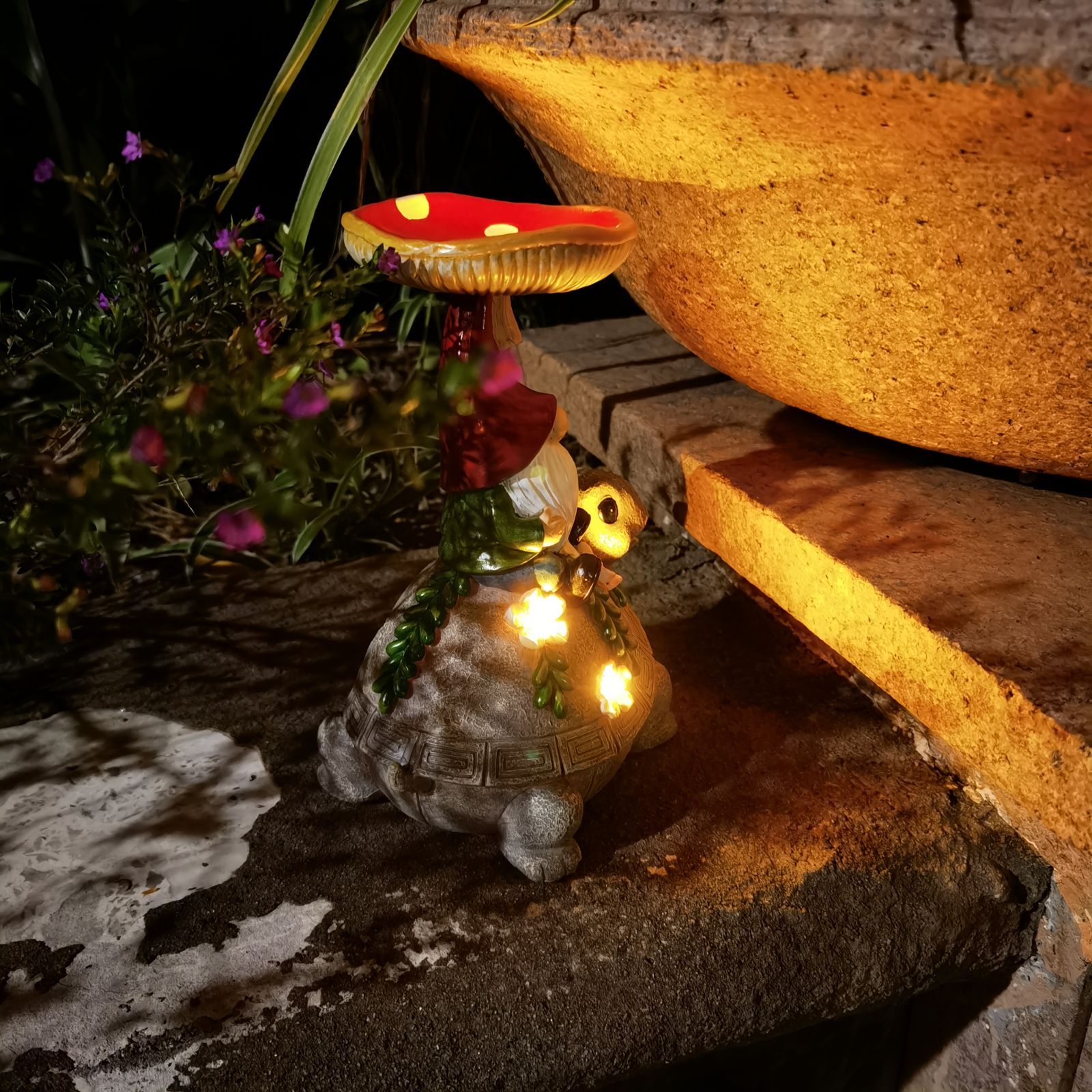 ソーラーライト ガーデンライト ガーデンオーナメント 亀の上でキノコを持っている小人 庭オブジェ 癒しグッズ ガーデニング お庭 玄関ライト 園芸装飾 インテリア オシャレ 防水 ギフト プレゼント 贈り物 樹脂 バードフィーダー 餌台 STEELWINDOWSANDDOORS_COM