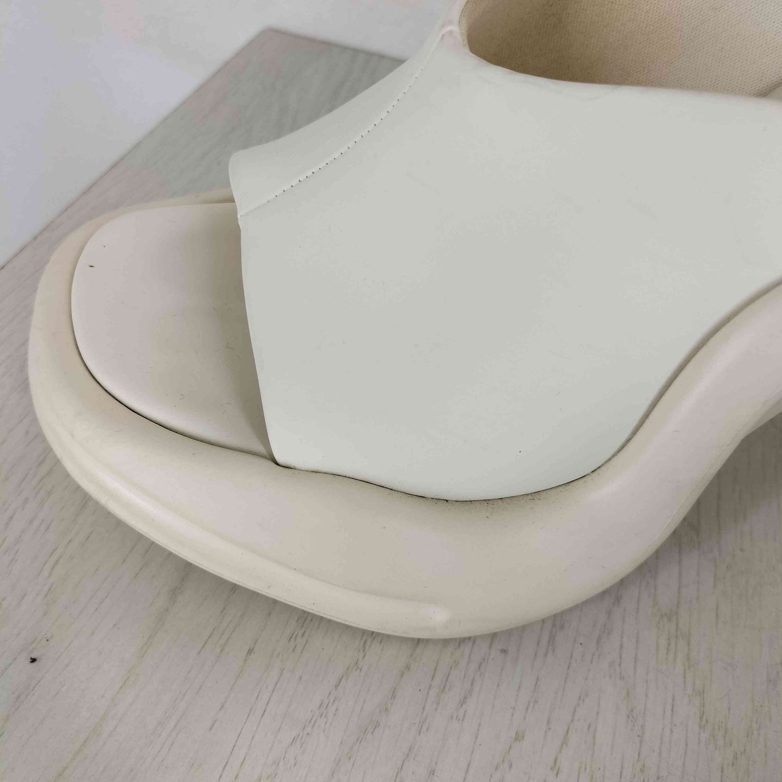 【cccc】【CHARLES&KEITH】レイラオープントゥミュール Nuala ヌアラ ルーシュドプラットフォームミュール - ブラック