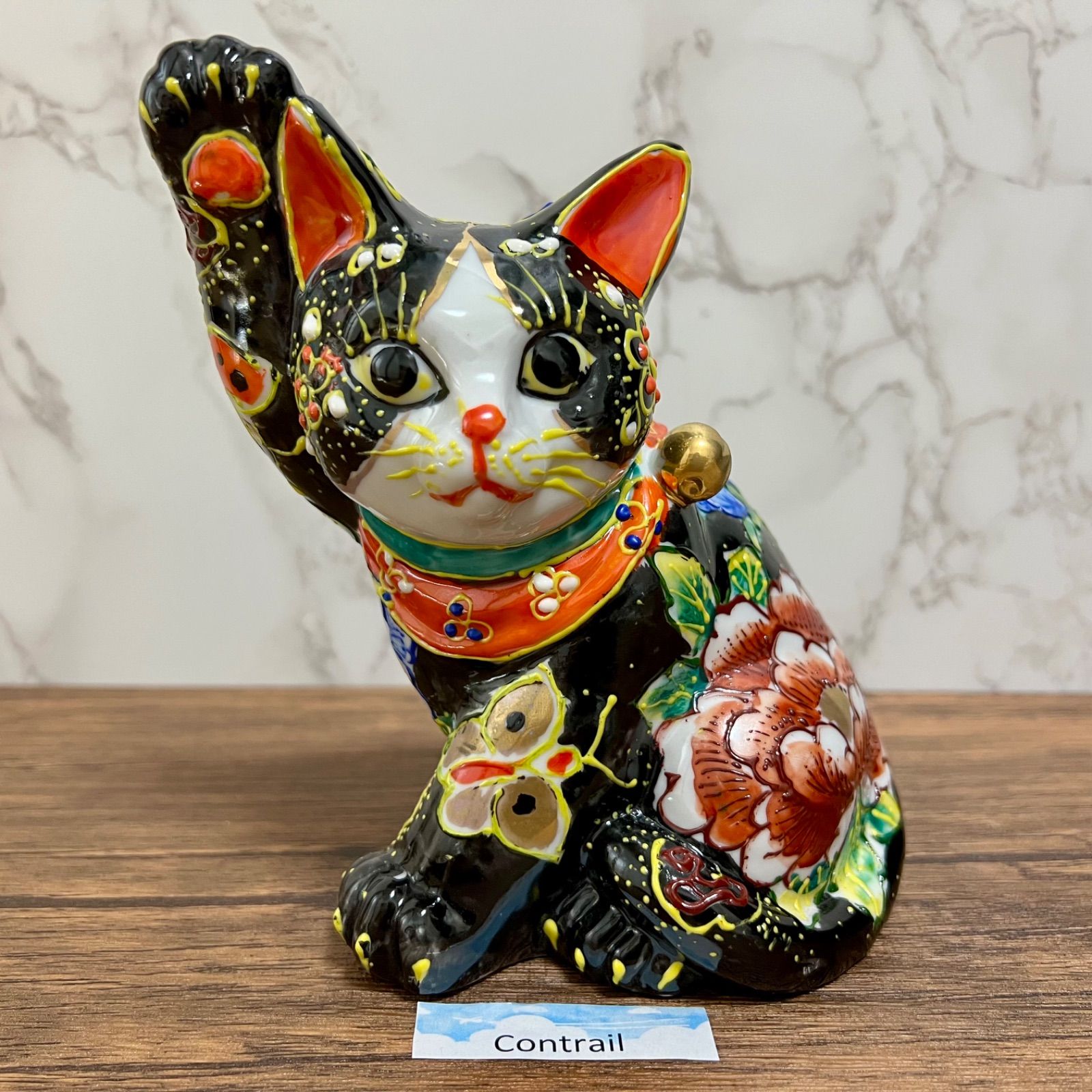 九谷焼 横座り 招き猫 黒盛 花と蝶 5.5号 縁起物 置物 右手 金運 Maneki Neko Lucky Cat Kutani Ware
