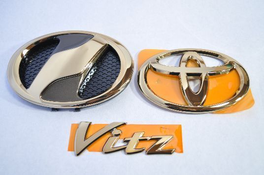 ＮＣＰ１３０系　ヴィッツ　ゴールドエンブレム３点ＳＥＴ　　INVENTER/grow/メッキ/ブラッククローム/ゴールド/車エンブレム/車パーツ/