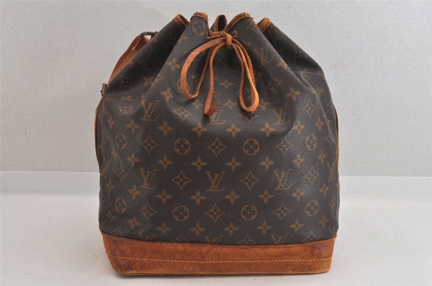 LOUIS VUITTON ルイヴィトン モノグラム ノエ ショルダー巾着型