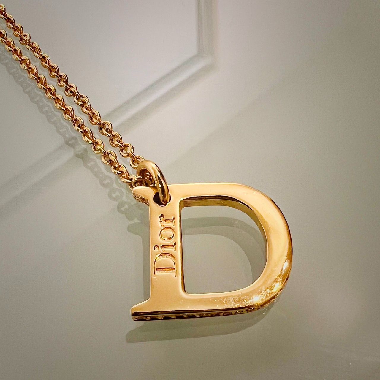 海外最新 Cristian Dior ディオール Dロゴ ネックレス ゴールドカラー