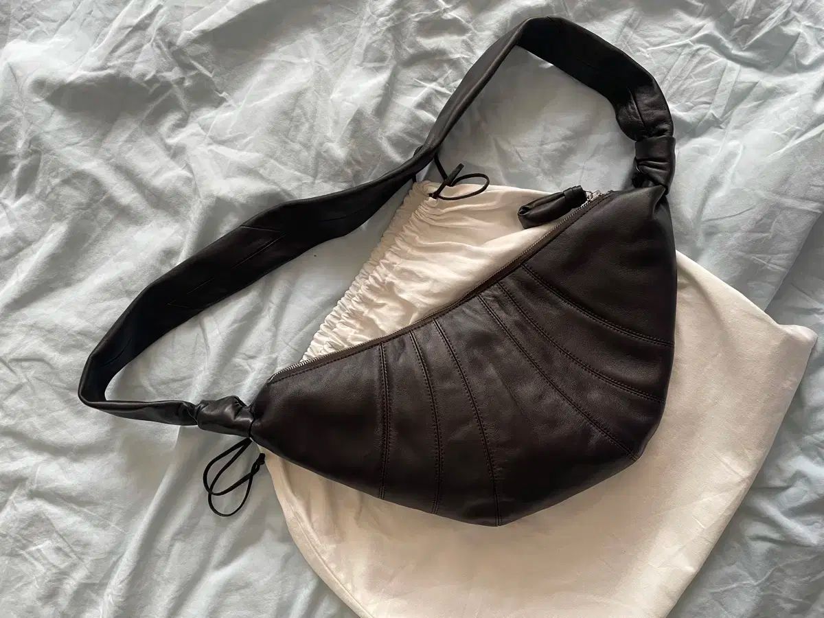 100%正規品 ルメール クロワッサンバッグ ミディアム ダークチョコレート 正規取扱店】LEMAIRE MEDIUM CROISSANT BAG DARK CHOCOLATE (ルメール