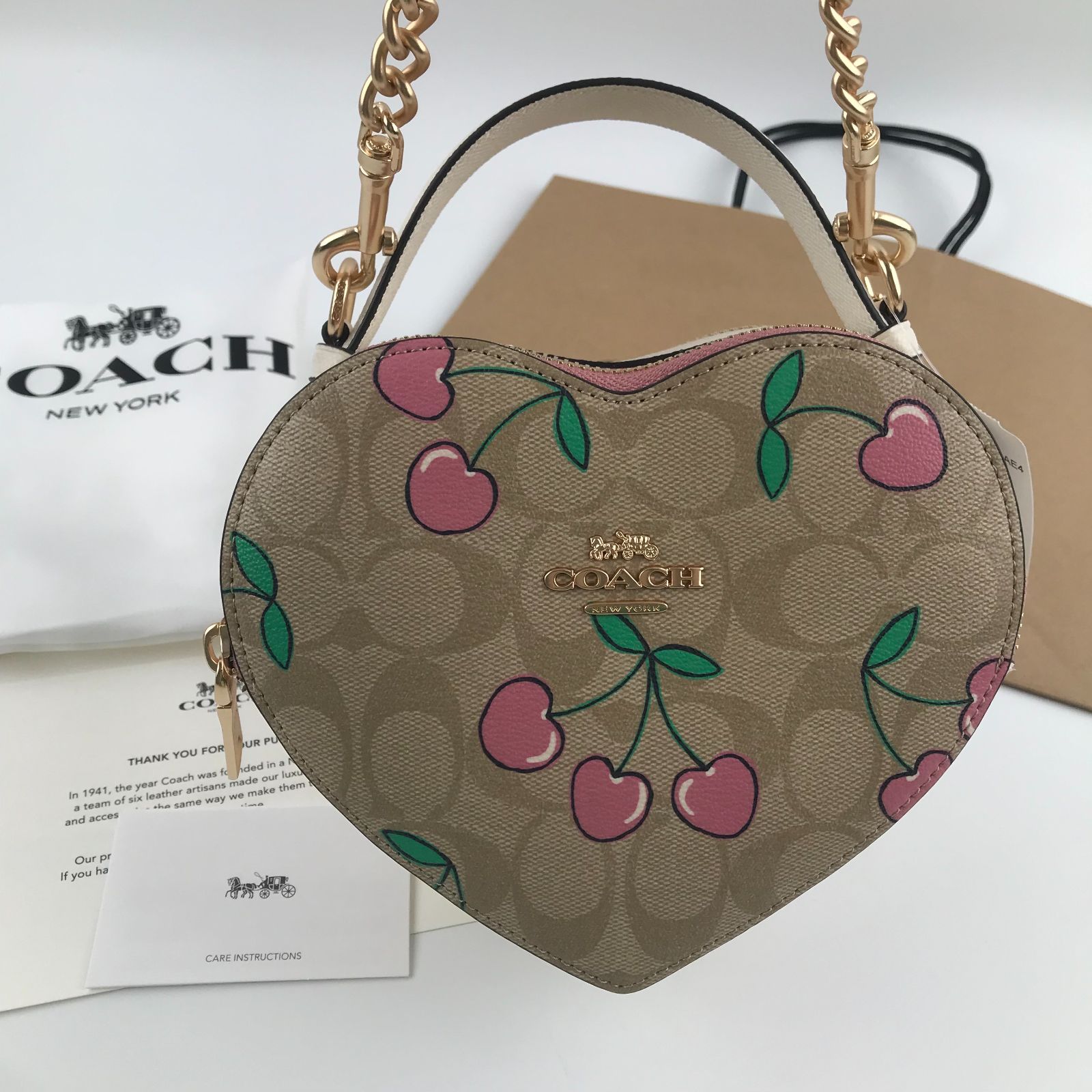 新品 COACH ハート型クロスボディシグネチャー チェリー柄