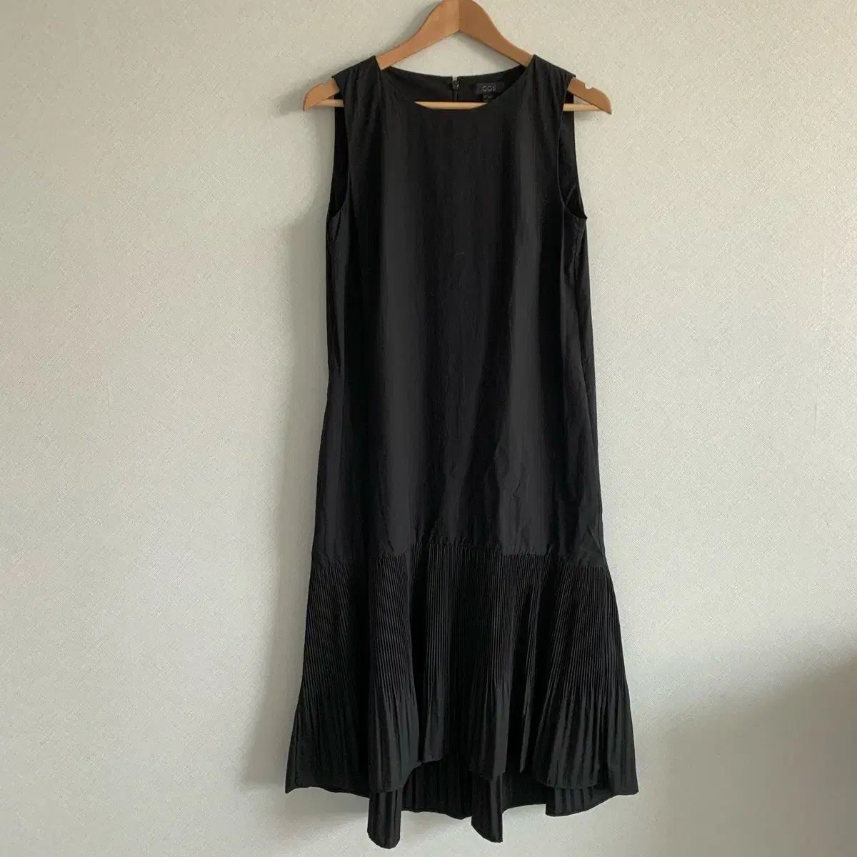 コース COS ノースリーブ プリーツ ワンピース