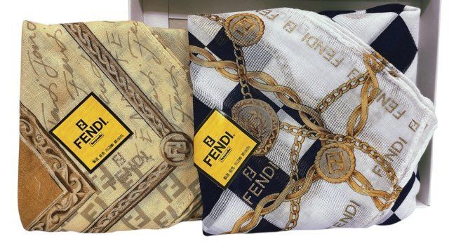 新品FENDI フェンディ　ロゴ入り総柄　ハンカチ　ピンク　ベージュ2枚セット FENDI フェンディ ラウンドファスナー長財布 ズッカ柄 8M0299