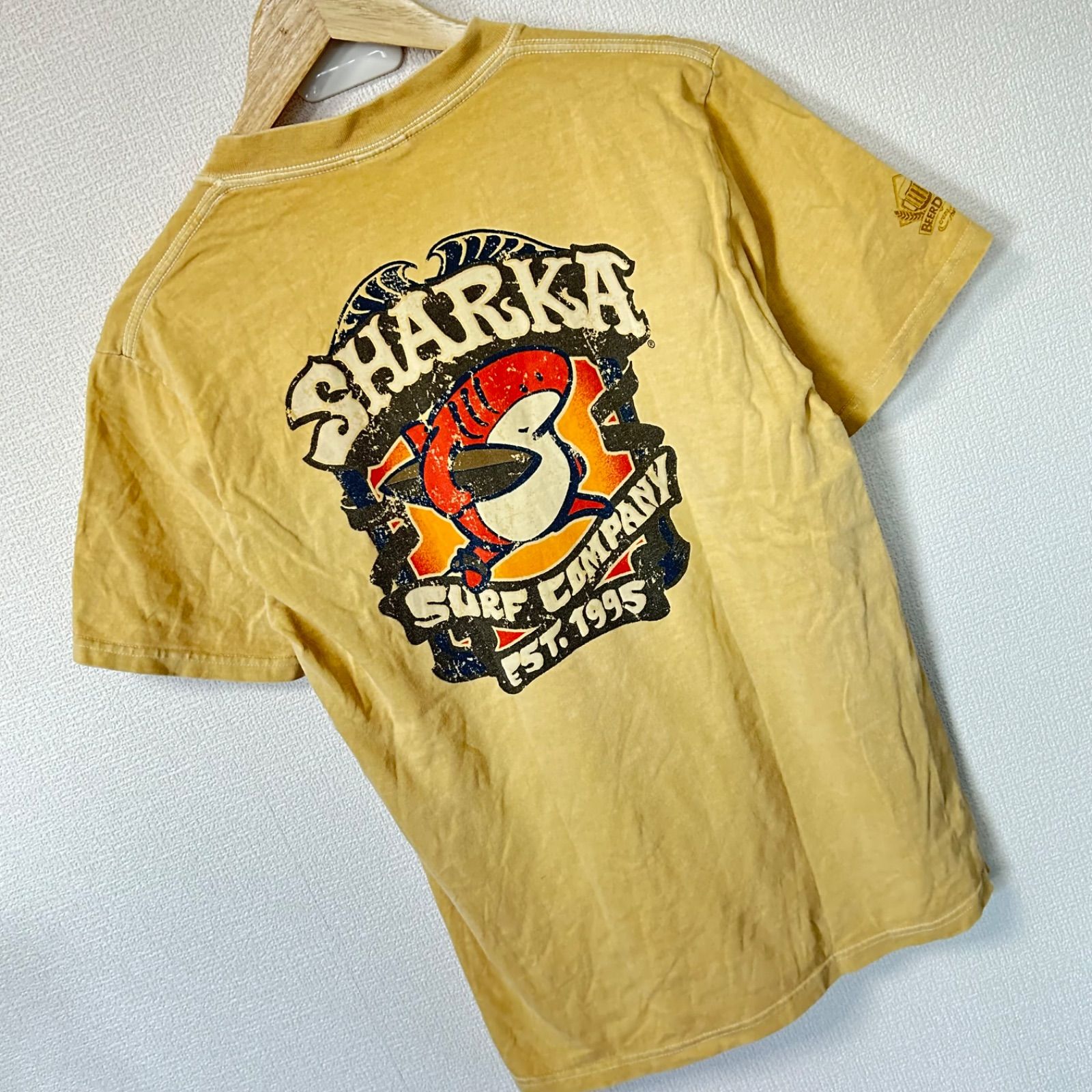 (^w^)b crazy shirts クレイジーシャツ クルーネック 半袖Tシャツ コットン 綿100% SHARKA SURF COMPANY EST.1995 HAWAII バックプリント サーフ 古着MIX ベージュ系 メンズ サイズS