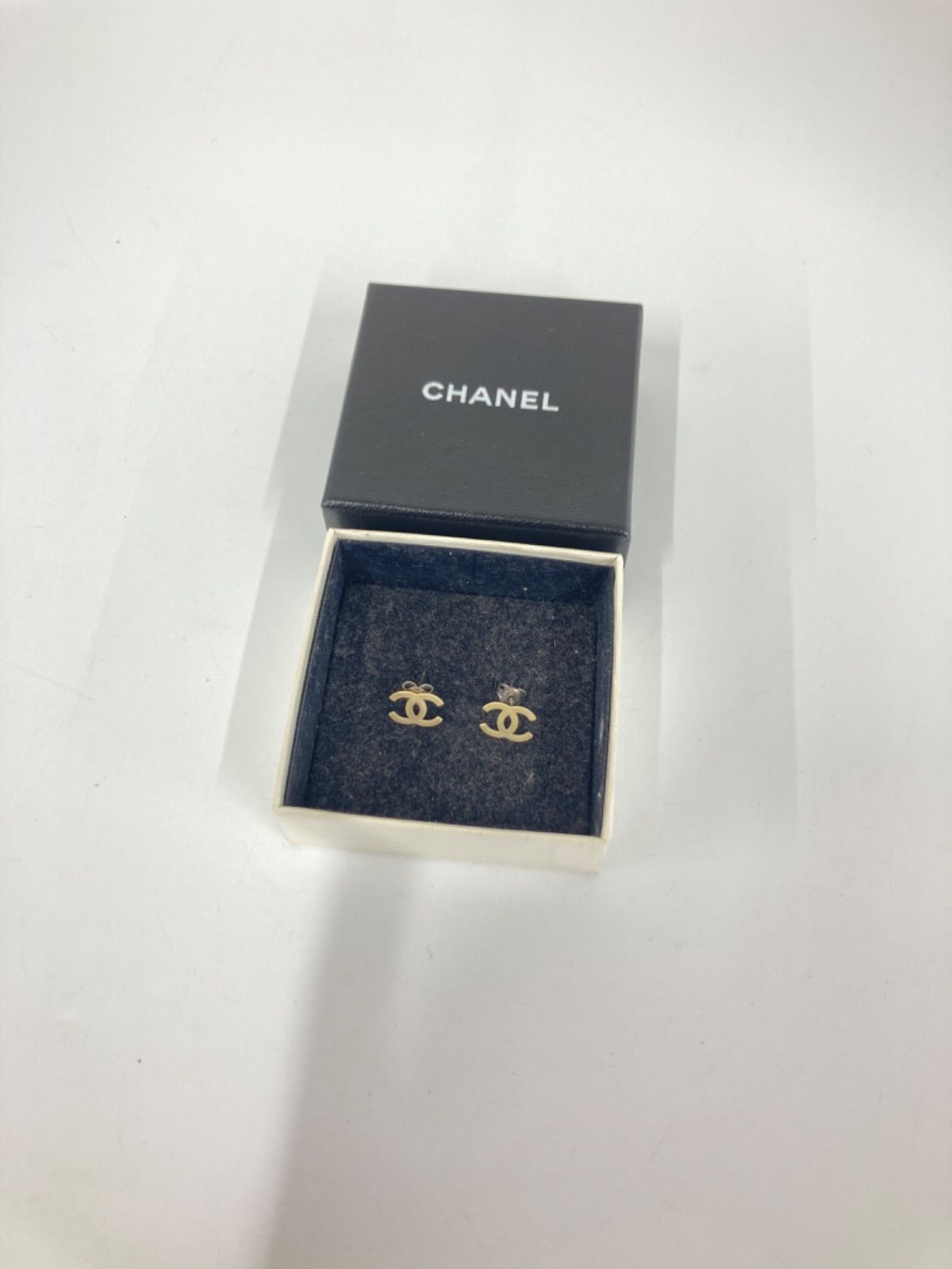 CHANEL シャネル ココマーク ピアス ホワイト クリーム 両耳用 ヴィンテージ 箱有り 【アクセサリー】 【1】 - メルカリ