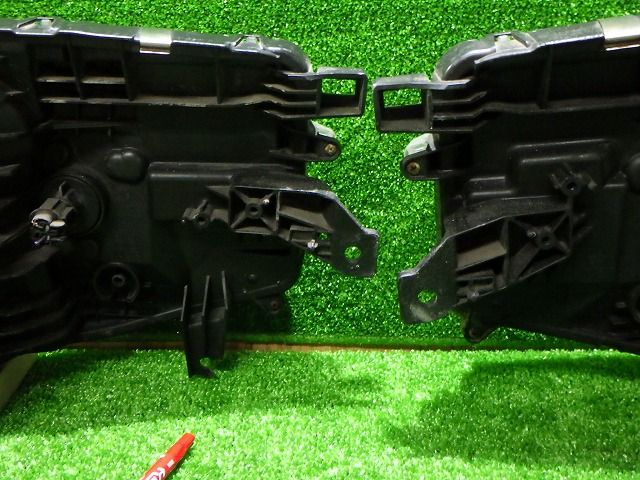 平様 良好品】ニッサン Z12 キューブ 純正 HID ヘッドライト 左側