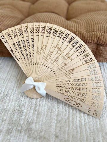 30 個ロットカスタム木製折りたたみ扇子 パーソナライズされた結婚式の記念品 レーザー彫刻ロゴテキスト 安い洗礼パーティーギフト 0