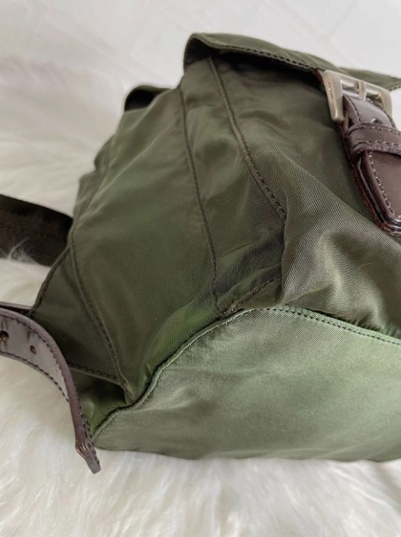 PRADA プラダ　三角ロゴ　ナイロン　カーキ　巾着　リュック　バックパック Prada プラダ ナイロン バックパック リュック 巾着 三角ロゴ カーキ