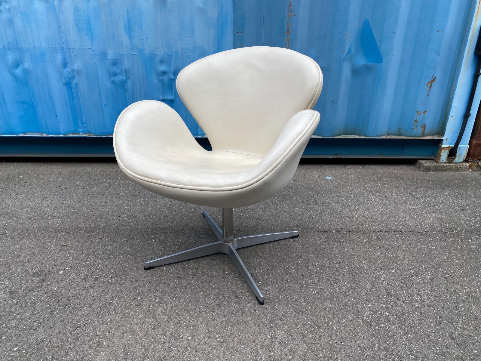 スワンチェア アルネヤコブセン 本革 ホワイト white swanchair chair パーソナルチェア デザイナーズ家具 ジャンク