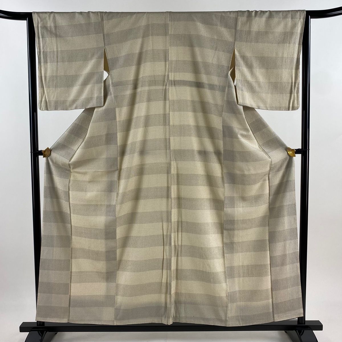 紬 身丈157cm 裄丈64cm M 袷 段縞 亀甲絣 ベージュ 正絹 秀品 【中古