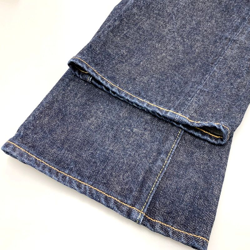 MODEL DENIM