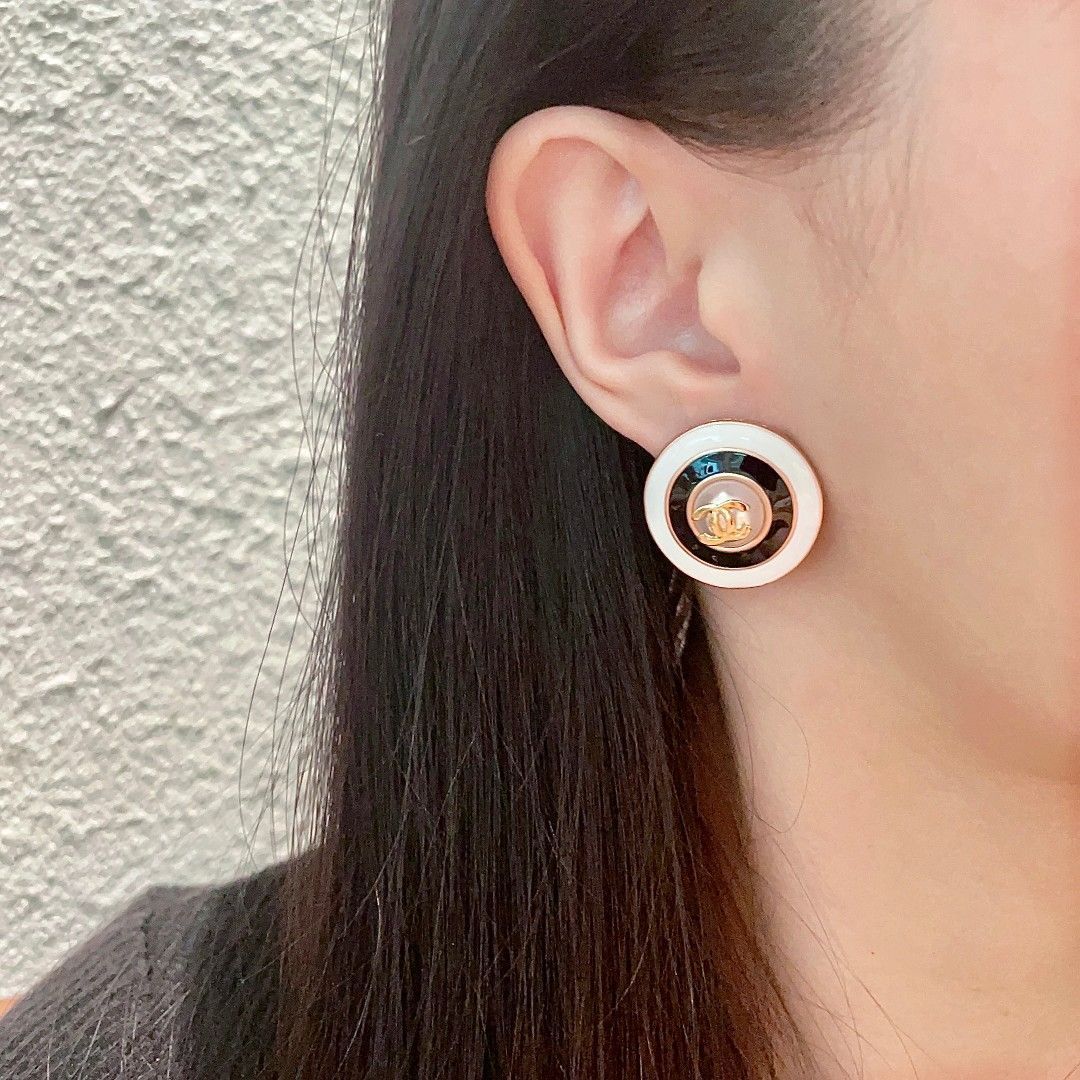 【タイムレスなデザインでみんなを魅了する☆】CHANEL ピアス ピアス - メタル & ストラス、ゴールド & クリスタル