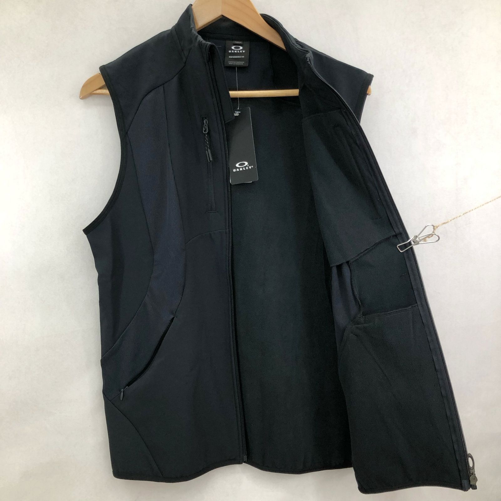 ＜OAKLEY＞ LATITUDE ARC ベスト Oakley Latitude Arc Vest - Blackout | Oakley® US