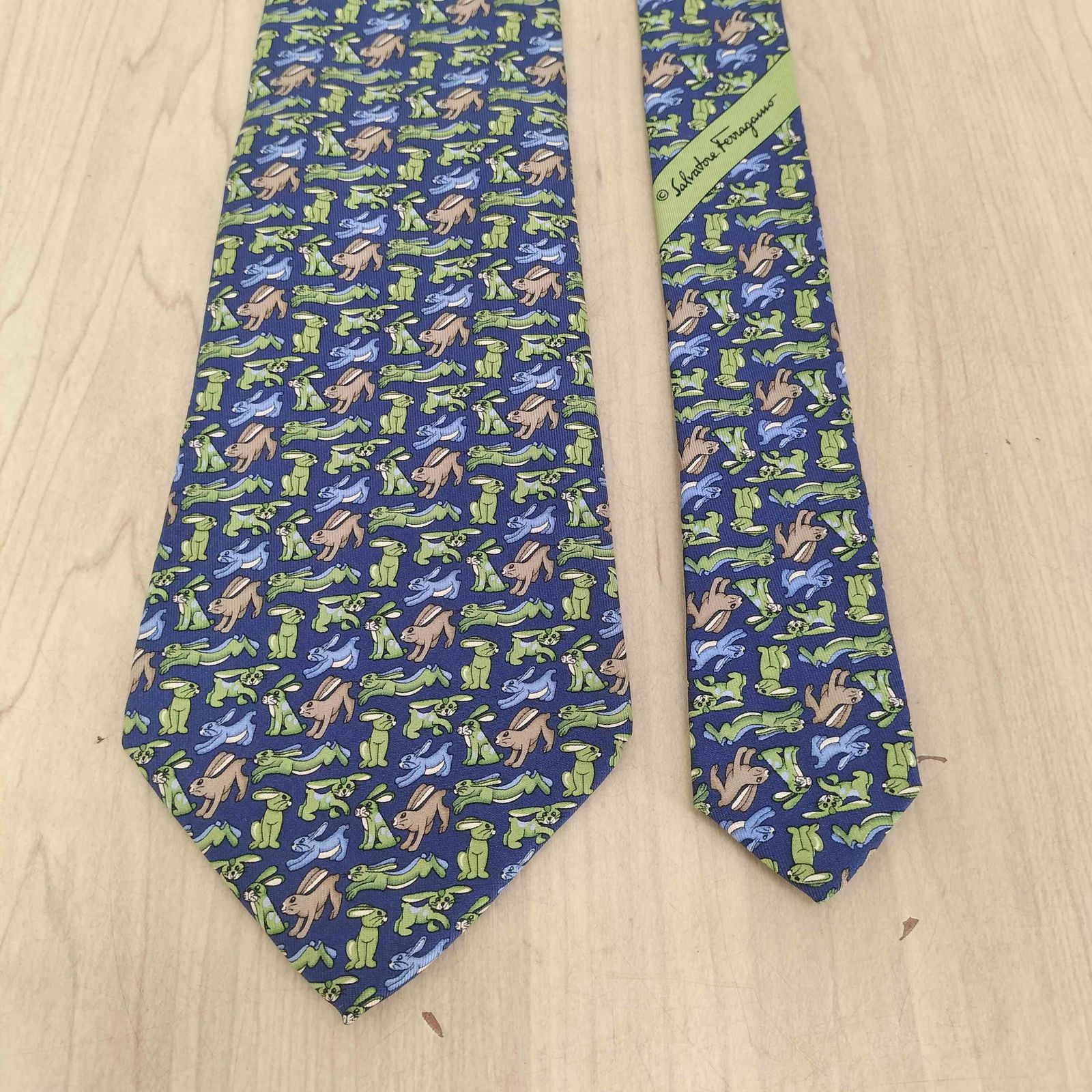 Salvatore Ferragamo 緑色ウサギ ネクタイ サルヴァトーレフェラガモ Salvatore Ferragamo ウサギ柄シルク