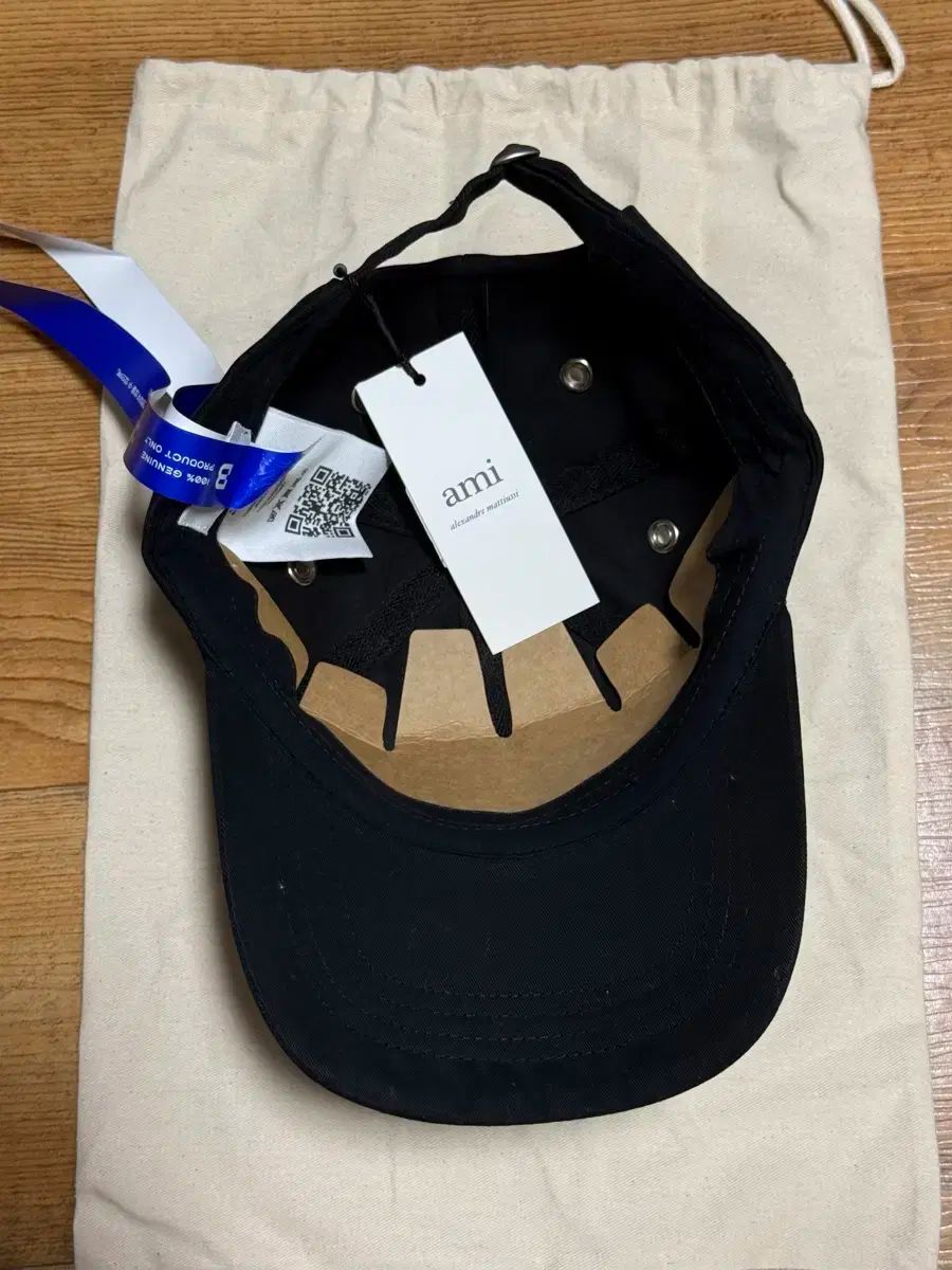 ★【AMI】 スモール ハート ロゴ 刺繍 キャップ 帽子★ ami(アミ) スモール ハート ロゴ 刺繍 キャップ ブラック