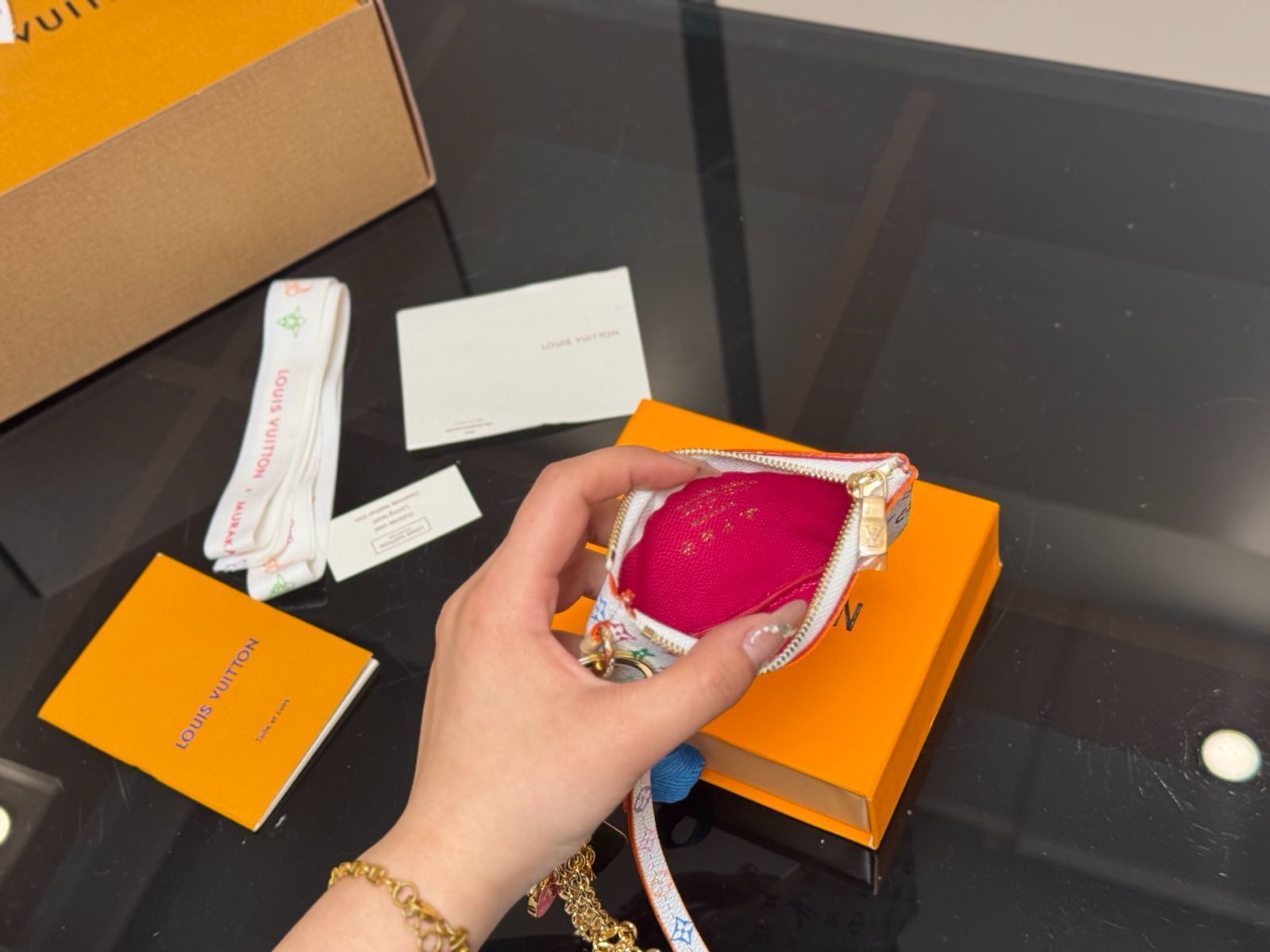 【フラワーチャームが◎ /コーラル】Louis Vuitton カードケース 新作【国内即発】ルイヴィトン LV チャーム付きカードケース