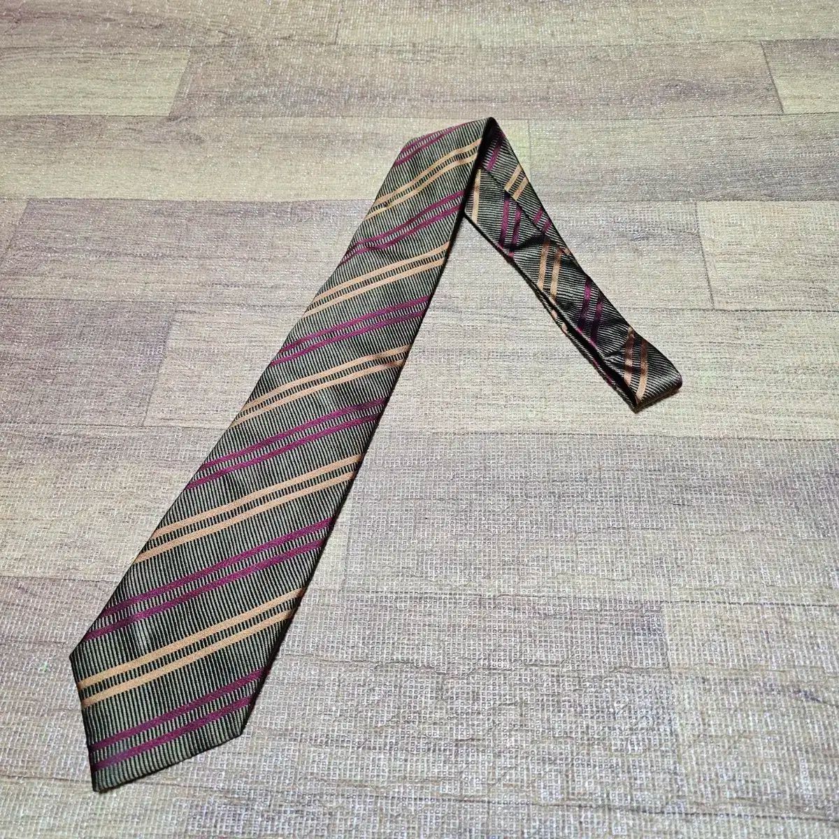 アンドリュー・タイ イタリア製