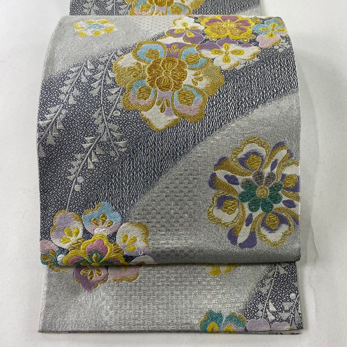 袋帯 秀品 振袖向き 華文 金銀糸 刺繍 銀色 六通 正絹 【中古