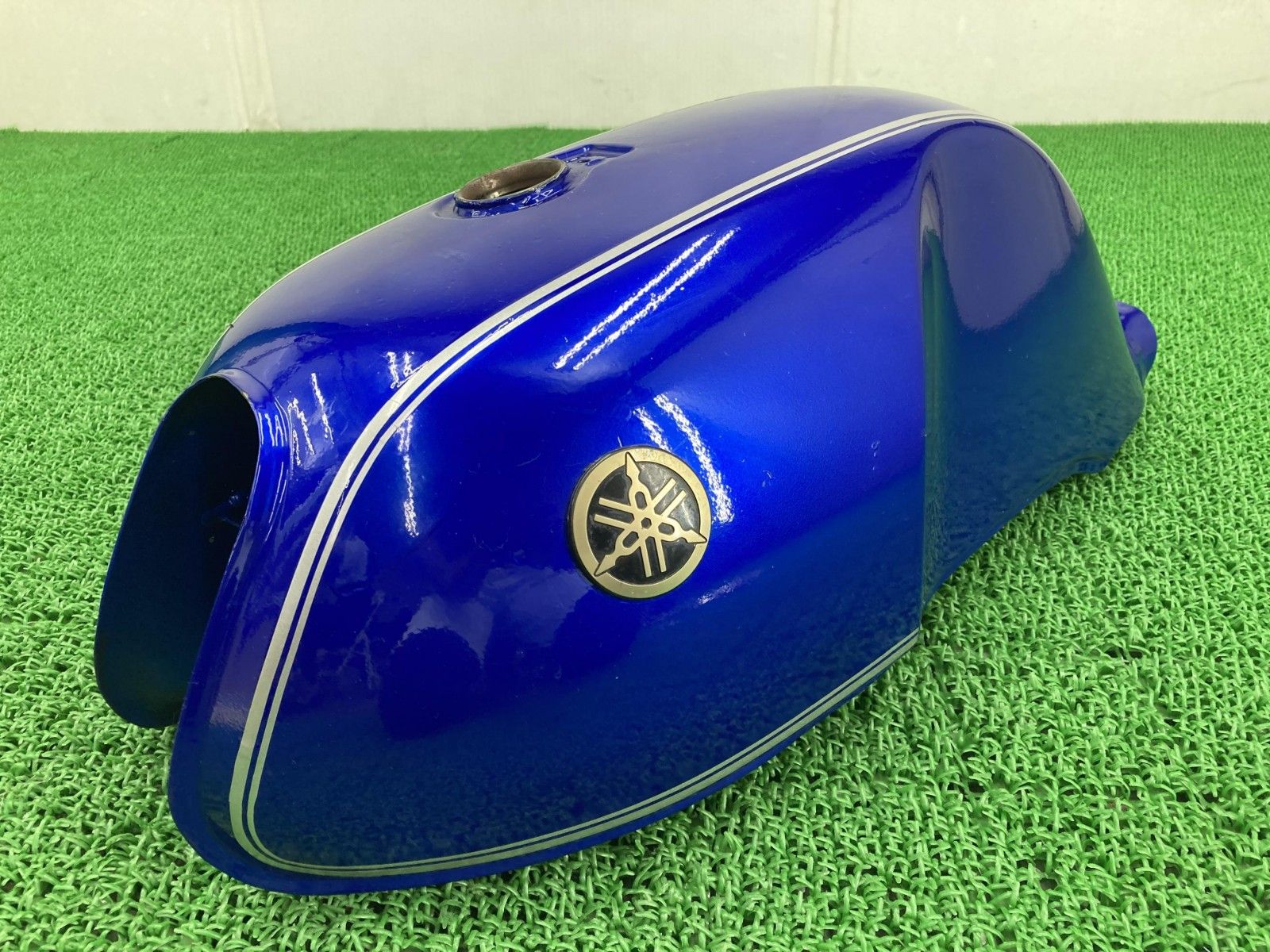 SRV250 タンク 青M ヤマハ 純正 バイク 部品 自家塗装 コケキズ無し 穴あき無し 修復素材やペイント素材に 車検 Genuine 【中古】 88 SRV250 タンク 青M ヤマハ 純正 バイク 部品 自家塗装 コケキズ無し 穴