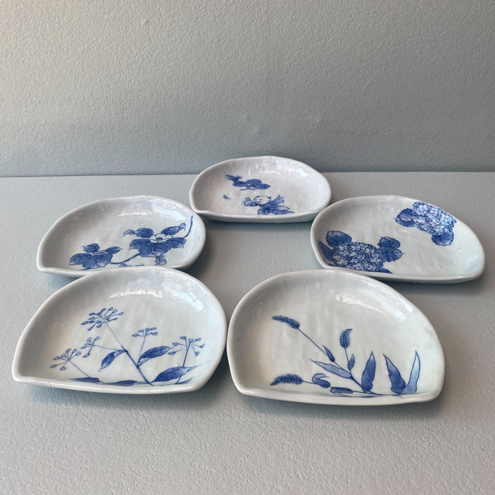 新品未使用【三川内焼唐子絵白磁皿3枚セット】日本を代表する陶磁器希少貴重在銘あり 新品未使用【三川内焼唐子絵白磁皿3枚セット】日本を代表