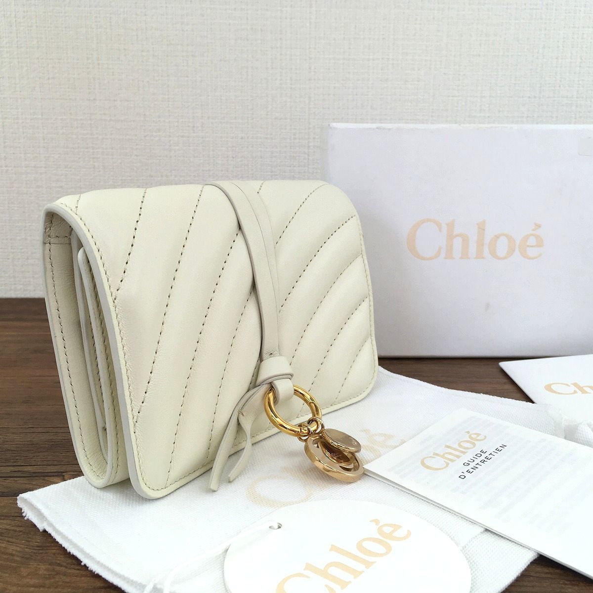 228 送料込み！ 未使用品 Chloe 三つ折り財布 CHC18AP943A04119  